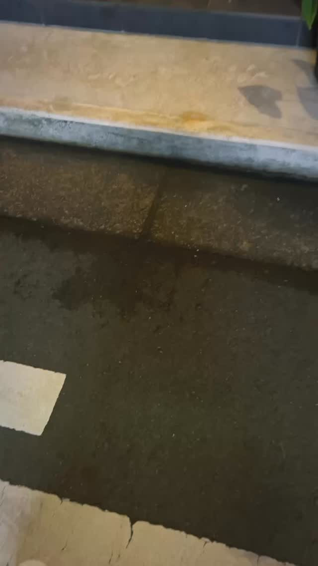 赤い扉を開けると大きな時計が目に飛び込んできます。